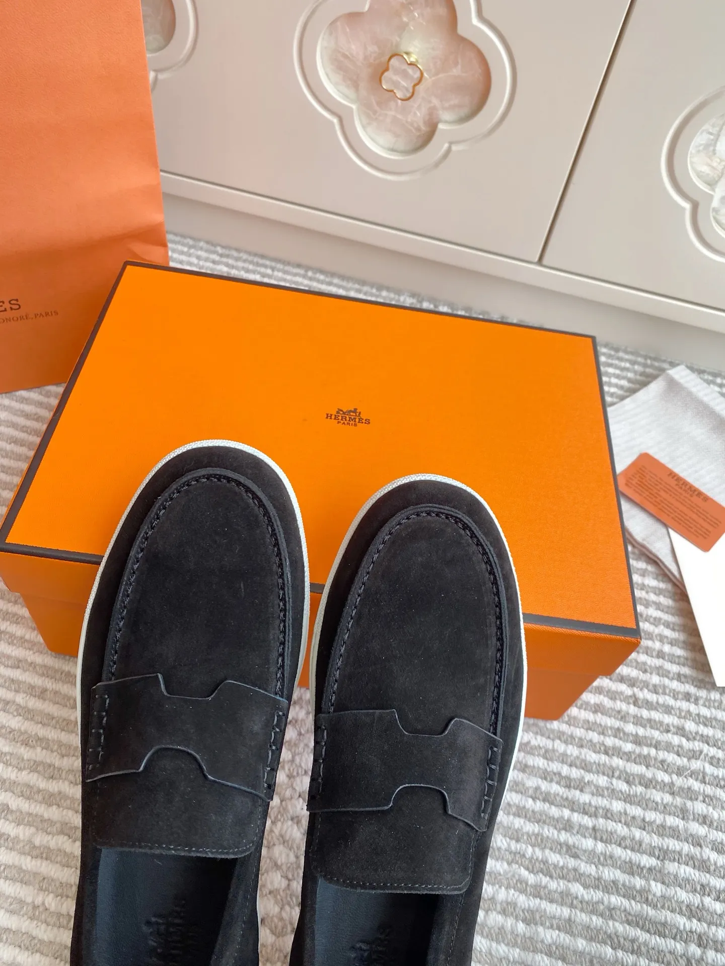 p560✨Hermes Couple Loafers｜Walking in the urban high-end, easily wearing Hermès temperament✨Who says luxury and comfort can’t have both?  This pair of H’s classic loafers really does it!  ▪️"Customized imported Yangjing fabric" is soft and delicate ▪️"Full sheepskin lining" + "soft-soled shoes" design. Your feet will be healed the moment you put them on~ It's like stepping on clouds☁️You won't feel tired after walking all day!  The iconic "H" buckle is low-key and luxurious. It is matched with a rubber outsole. It is lightweight and stylish. Whether you are commuting or shopping, you can easily achieve casual urban style🏙 Can be worn by couples. Full range of sizes, girls 35-41 | boys 39-45. Wear them together when going out. Sweet and high-end💑 Original mold opening. Details are in place. Those who understand will be attracted at a glance ️❤️ #Hermès loafers #coupleshoes #lightweight and versatile shoes